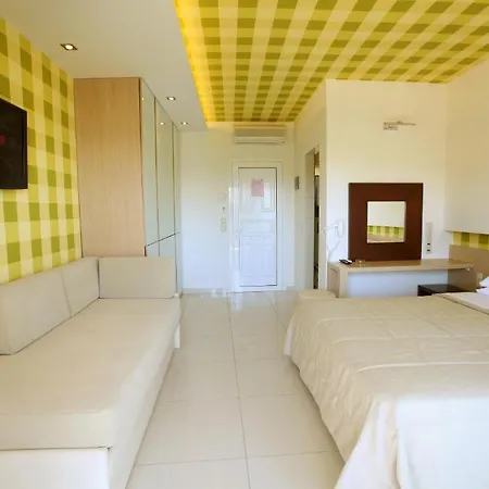 Aparthotel Tarsanas Studios 4*